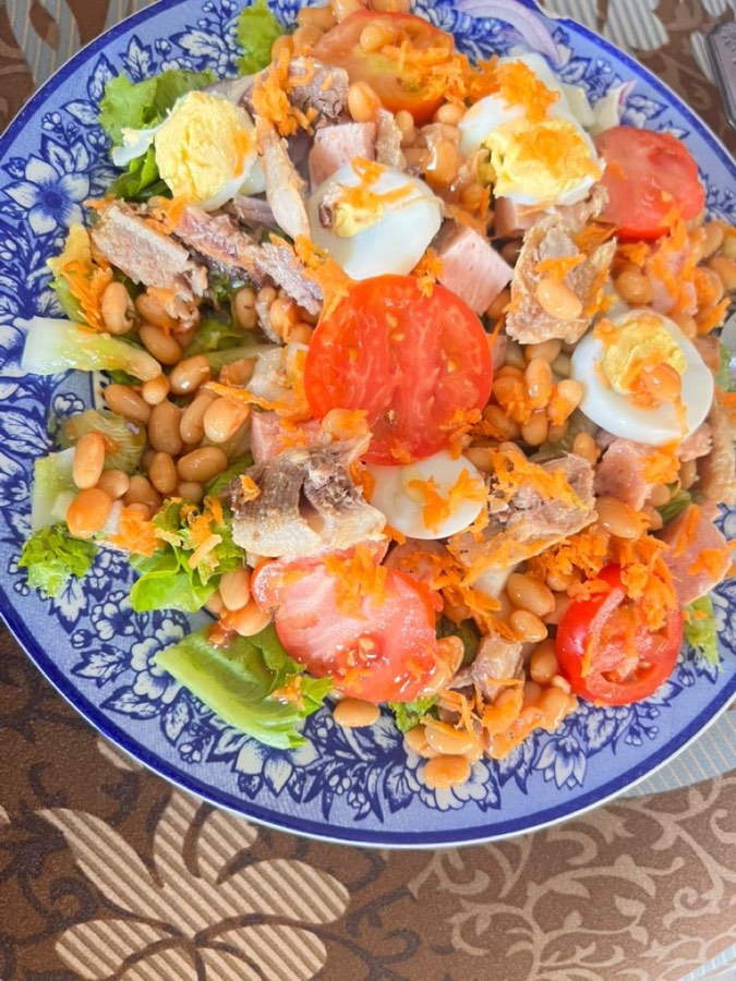 Sierra Leonean tuna salad with eggs, beans and tomatoes